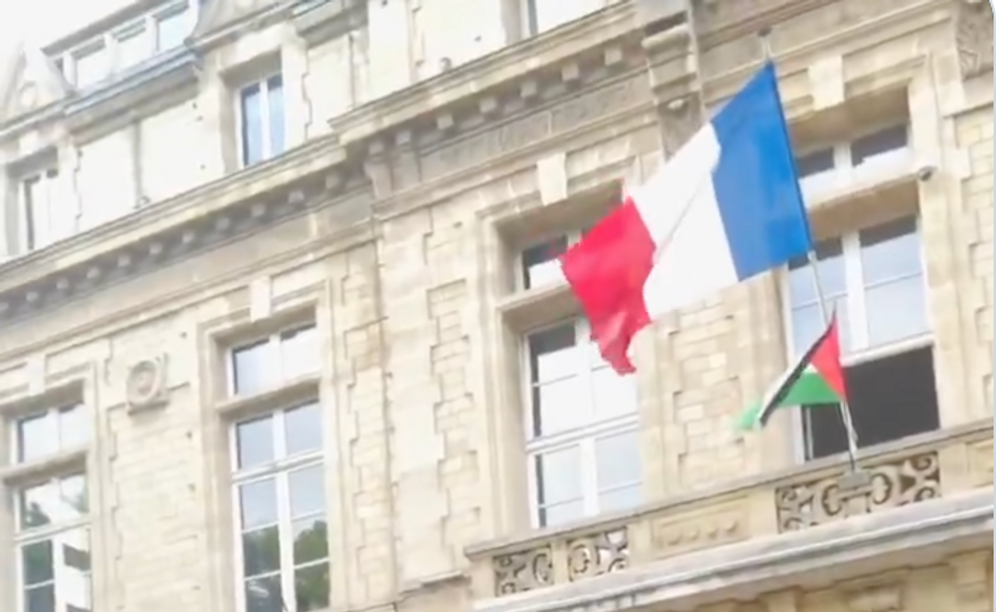 Mohamed Awad/X Le drapeau palestinien sur le fronton de la mairie de la Courneuve ce jeudi 16 avril 2026