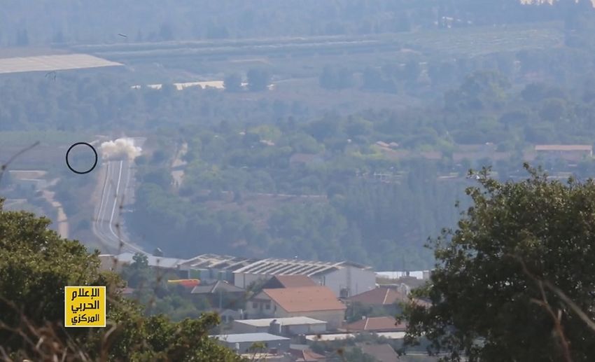 Captura de tela de imagens que supostamente mostram míssil do Hezbollah atingindo veículo IDF no norte de Israel