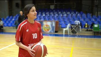 نجمة كرة السلة الفلسطينية "ميرنا السايح" أول لاعبة في الدوري الإسرائيلي لكرة السلة