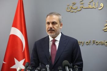 Le ministre turc des Affaires étrangères, Hakan Fidan, s'exprime lors d'une conférence de presse