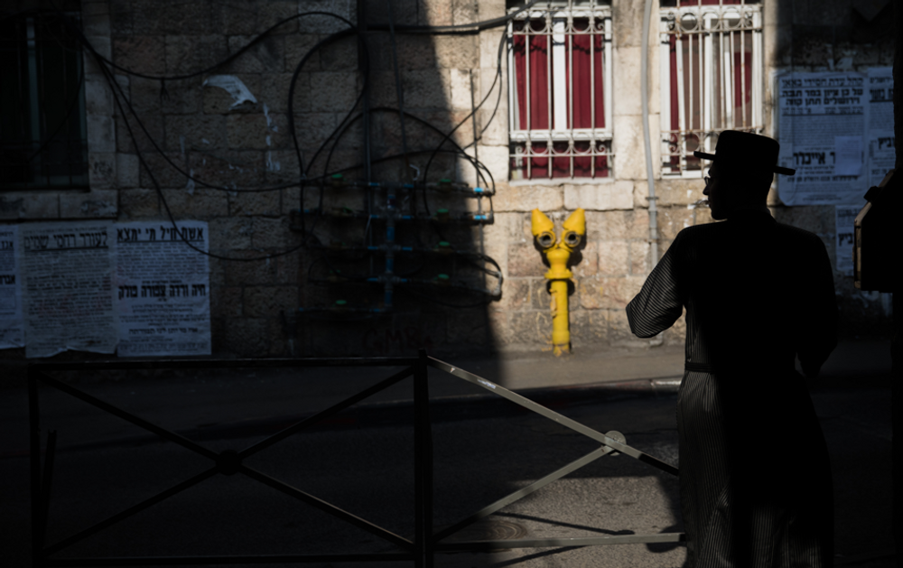 Un homme marche dans le quartier ultra orthodoxe de Mea Sharim, à Jérusalem, le 16 mars 2020.