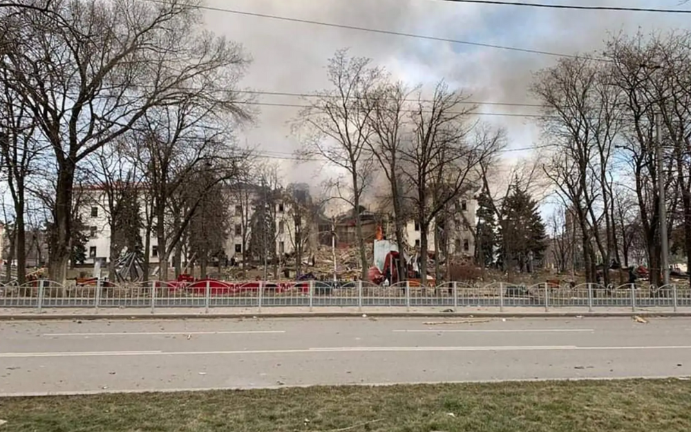 Le théâtre Drama à Marioupol détruit par un bombardement, le 16 mars 2022