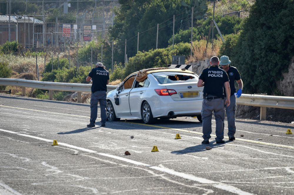 A polícia inspeciona a cena onde Yousef e Noel Jerushi foram mortos a tiros junto com sua filha de 16 anos, perto da cidade de Ailabun, em 26 de junho de 2021.