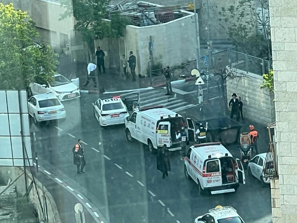 Des médecins de MDA sur les lieux d'une attaque présumée à Jérusalem le 22 avril.