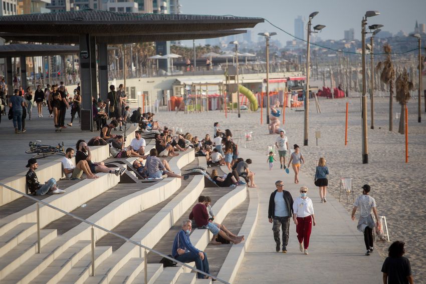 Des passants en bord de plage à Tel Aviv, le 1er mai 2020