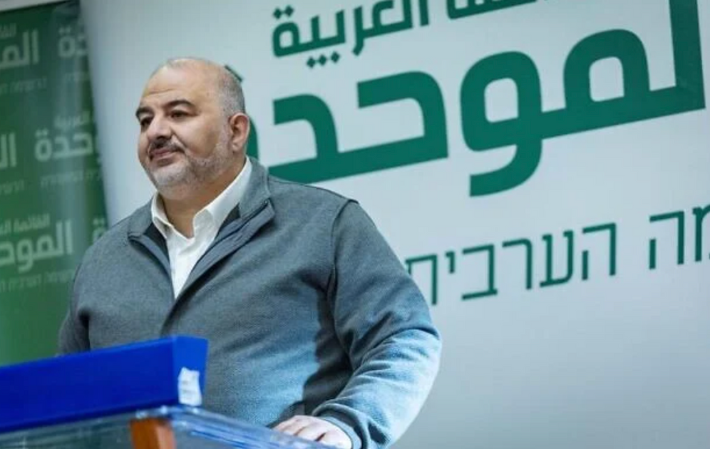 Le chef du parti Ra’am, le député Mansour Abbas, s’exprime avant une réunion de son groupe parlementaire à la Knesset, à Jérusalem, le 29 décembre 2025.
