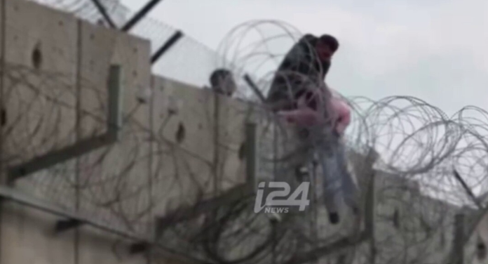 توثيق غير عادي: ربط فتاة بحبل - وإلقاءها من فوق السياج الفاصل قرب القدس