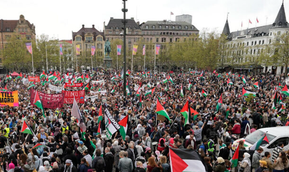 AP Photo/Martin Meissner Des personnes protestent lors d'un rassemblement anti-israélien avant la deuxième demi-finale du Concours Eurovision de la chanson à Malmö, en Suède, le 9 mai 2024.