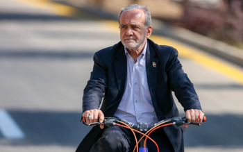 Photo transmise par la présidence iranienne le 16 octobre 2026, montrant le président Massoud Pezeshkian faisant du vélo lors d’une visite à Ispahan, dans le but de promouvoir le sport et un mode de vie sain.

