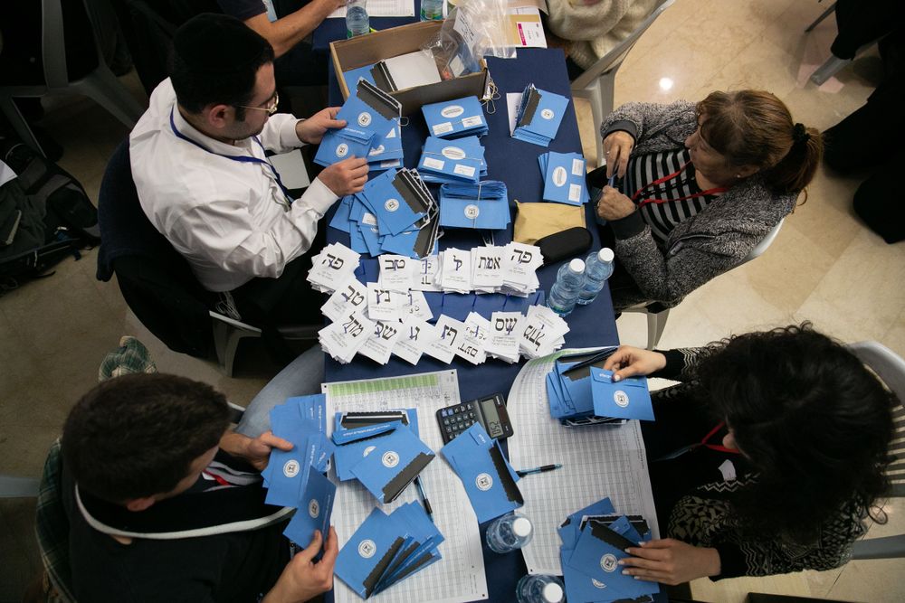Décompte des bulletins de vote au Parlement israélien à Jérusalem, le 4 mars 2020