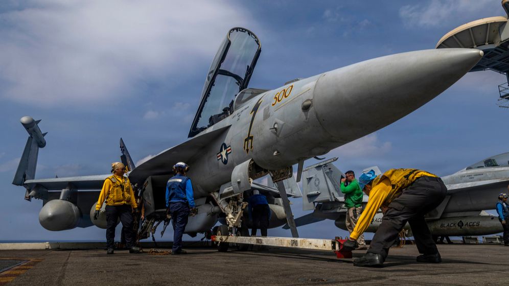 القوات العسكرية الأمريكية على متن حاملة الطائرات لينكولن، يناير 2026