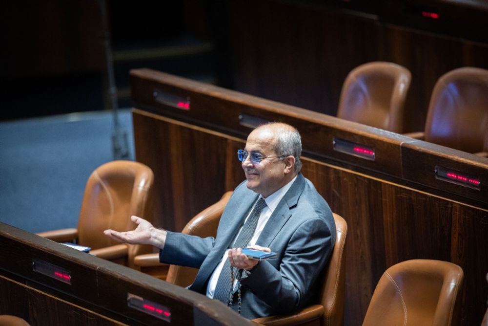 Ahmad Tibi dans la salle d'assemblée de la Knesset, le parlement israélien à Jérusalem.