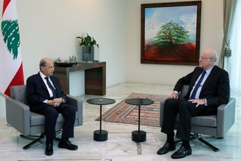 الرئيس اللبناني ميشال عون (إلى اليسار) ورئيس الحكومة الأسبق نجيب ميقاتي في قصر بعبدا الرئاسي، شرق العاصمة بيروت، 26 يوليو / تموز 2021.