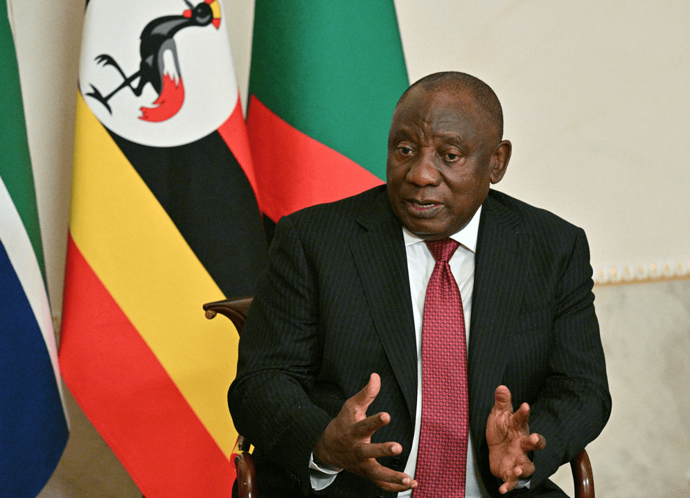 Cette photo prise et diffusée par RIA Novosti le 17 juin 2023 montre le président sud-africain Cyril Ramaphosa à Strelna, près de Saint-Pétersbourg.