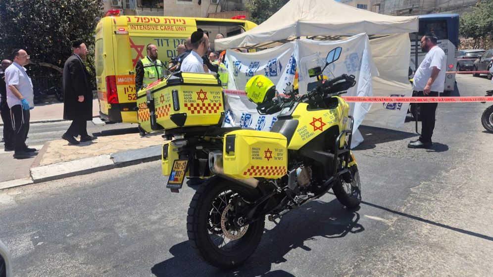 תיעוד מבצעי מד"א ילד נהרג לאחר שנפגע מאוטובוס במודיעין עילית, היום