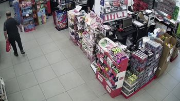 תיעוד החשוד בהחדרת חומרי הרדמה למחיות במצלמות האבטחה