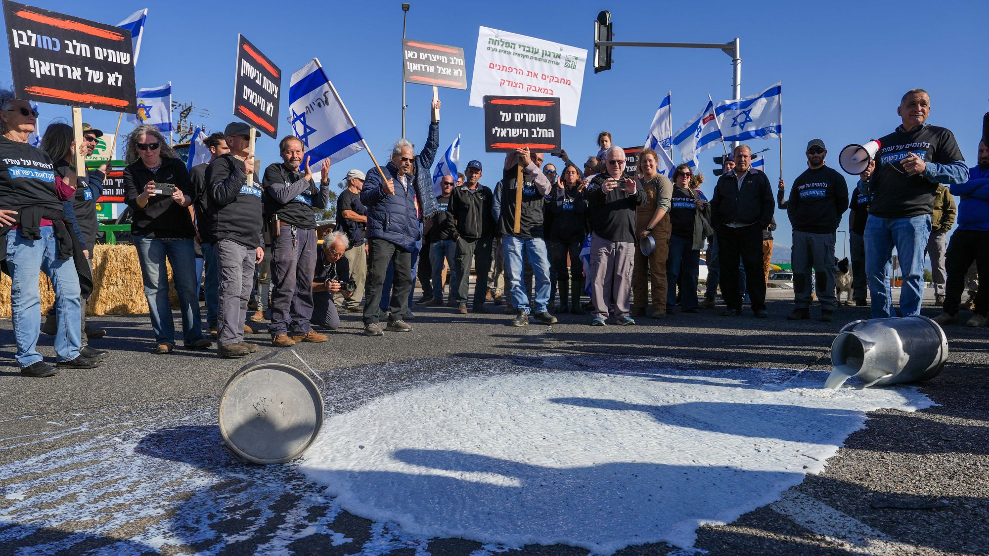 احتجاجًا على إصلاحات الحليب: آلاف المزارعين يتظاهرون في جميع أنحاء إسرائيل