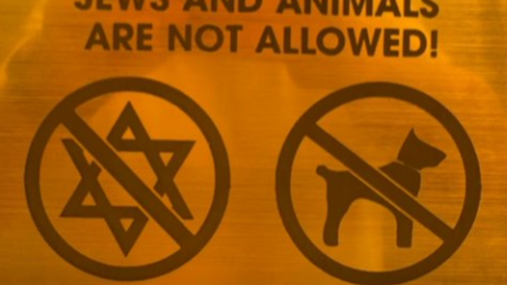 ישראל דורשת הבהרות: שלט אנטישמי נחשף במלון בקירגיזסטן
