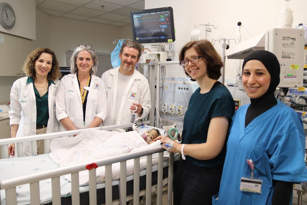 Clalit-Schneider Spokesperson From right: nurse Aya Nasser from the Intensive Care Unit at Clalit-Schneider Children's Medical Center, donor Talia Eden, recipient Bissan, Dr. Michael Gurevich, Director of the Liver Transplant Units at Clalit-Schneider Children's Medical Center, Dr. Yael Mozer Glassberg, Head of the Liver Transplant Recipients Unit, and Orit Wizbord Zinman, Head of the Liver Disease Service at Clalit-Schneider