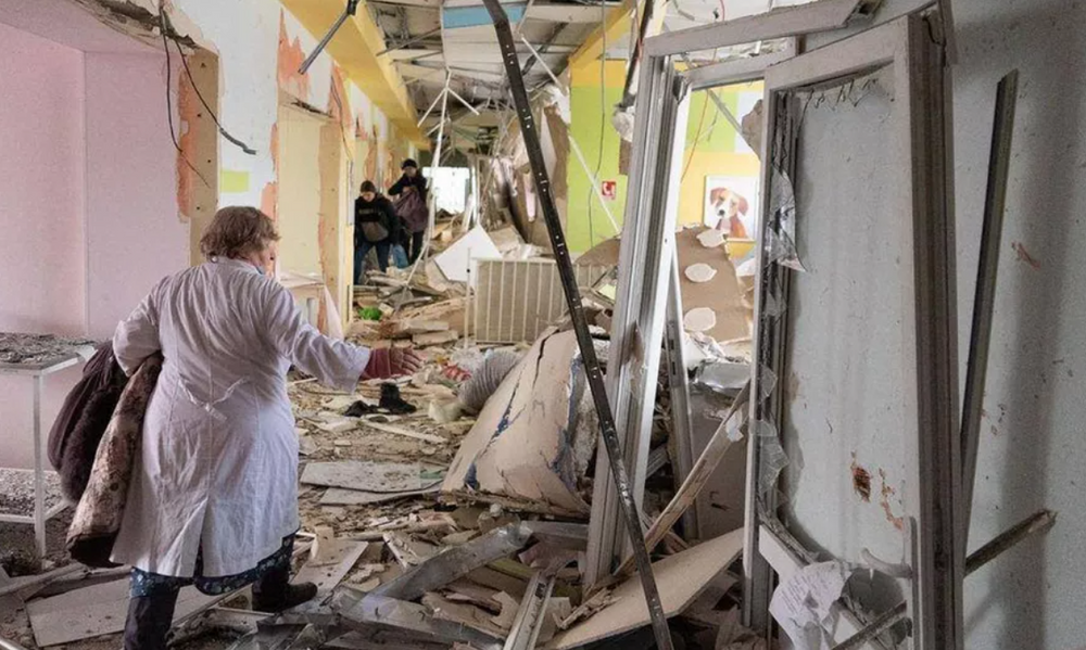 Les décombres d'un hôpital pédiatrique après un bombardement attribué à l'armée russe, à Marioupol (Ukraine), le 9 mars 2022.