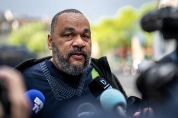 Dieudonné à son arrivée au tribunal de Genève pour témoigner au procès de Tariq Ramadan, le 16 mai 2023