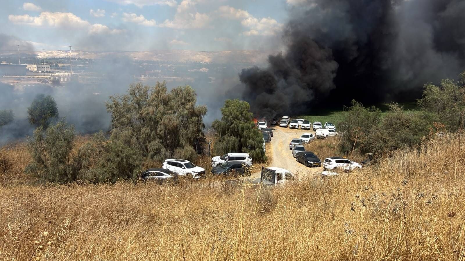 تشكيل فريق تحقيق خاص لدراسة ملابسات حادث احتراق نحو 120 مركبة قرب الحدود الأردنية