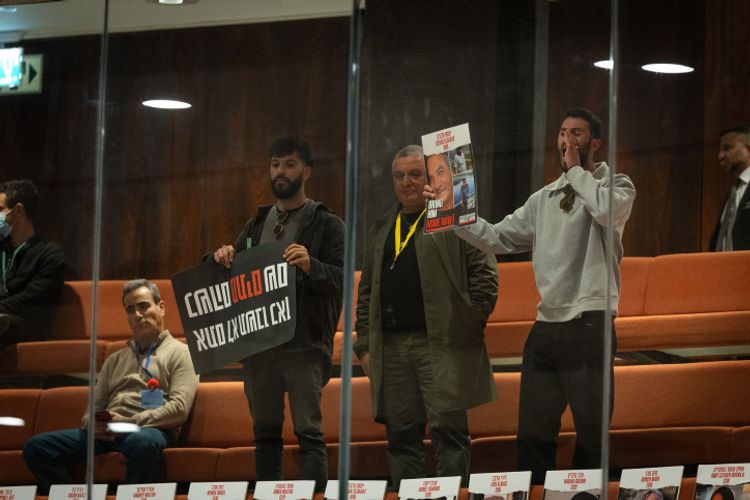Israelenses cujos familiares são mantidos reféns por terroristas do Hamas em Gaza reagem durante uma sessão plenária no salão de assembleias do Knesset, o parlamento israelense em Jerusalém