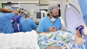 Le patient Ali Abu-Ria et le Dr Udi Bonstein avant le début de l'intervention, août 2025