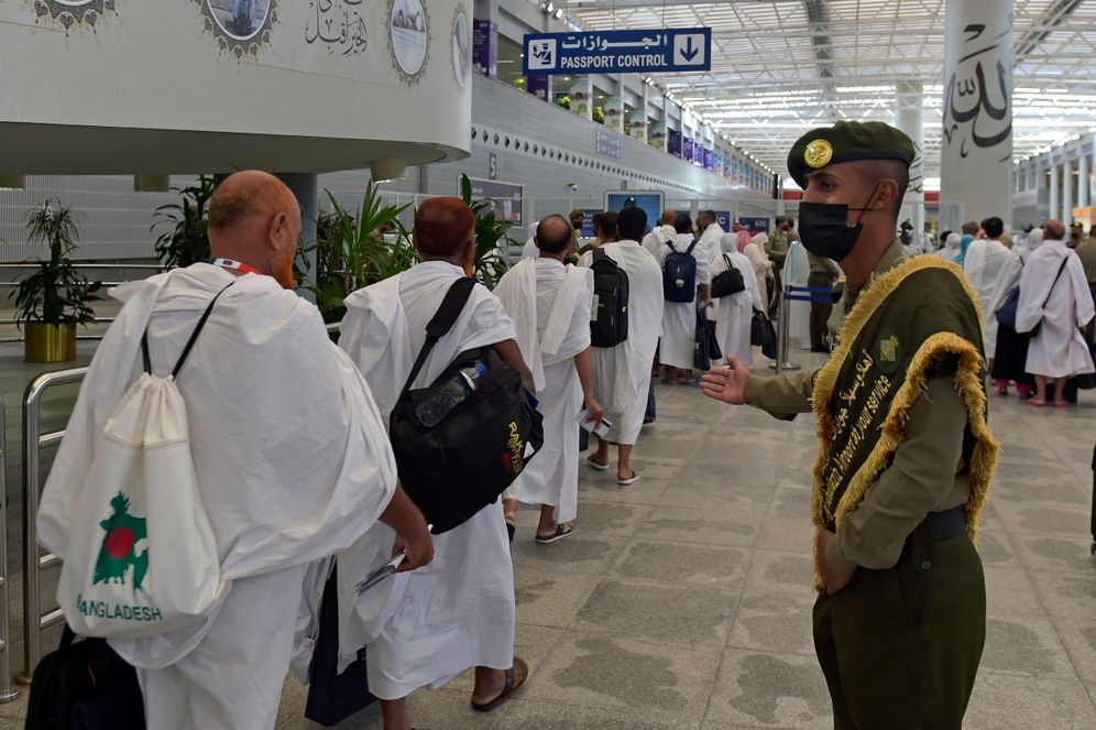 الحجاج المسلمون في مطار الملك عبد العزيز الدولي في جدة ، المملكة العربية السعودية ، في 5 يونيو 2022 ، قبل موسم الحج السنوي