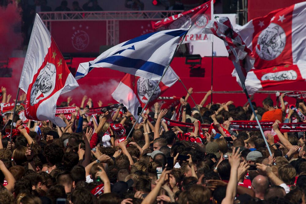 Drapeau israélien brandi par les supporters de l'Ajax Amsterdam