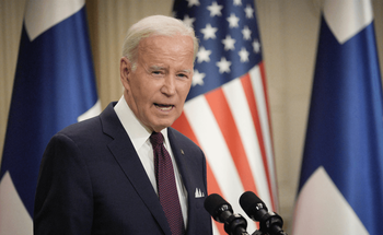 Le président américain Joe Biden donne une conférence de presse conjointe avec la présidente finlandaise après le sommet américano-nordique à Helsinki, le 13 juillet 2023.