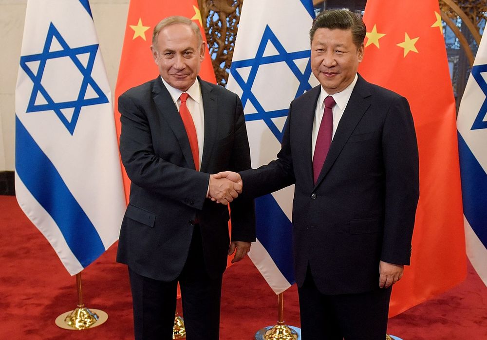 Israeli Prime Minister Benjamin Netanyahu (L) with Chinese President Xi Jinping in Beijing, China