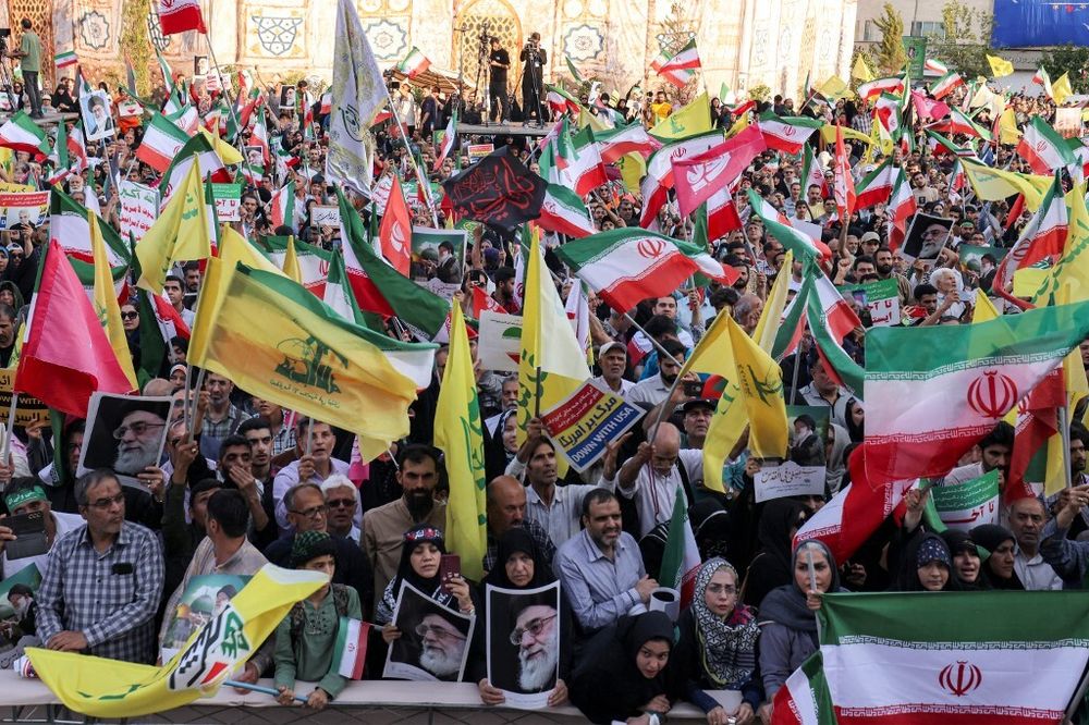 Des manifestants se rassemblent lors d'un rassemblement de solidarité avec le gouvernement contre les attaques d'Israël sur l'Iran à Téhéran

