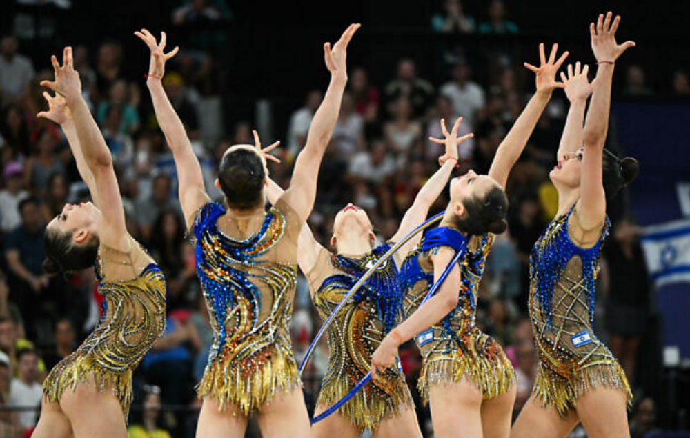 Les gymnastes israéliennes utilisent le cerceau lors de la finale du concours général de gymnastique rythmique aux Jeux Olympiques de Paris 2024, à l'Arena de la Porte de la Chapelle à Paris, le 10 août 2024.