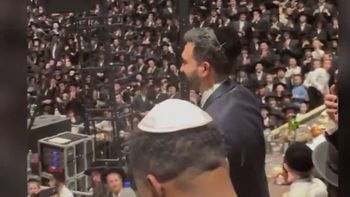 زهران ممداني خلال مشاركته في المناسبة التاريخية لجالية ساتمر