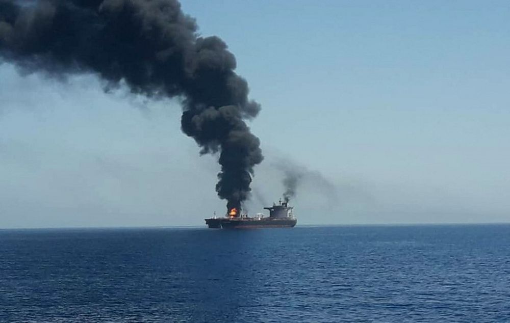 صورة حصلت عليها وكالة فرانس برس من التلفزيون الإيراني الحكومي في 13 يونيو 2019 تظهر حريقًا ودخانًا يتصاعد من ناقلة تعرضت للهجوم قبالة سواحل عمان صورة حصلت عليها وكالة فرانس برس من التلفزيون الإيراني الحكومي في 13 يونيو 2019 تظهر حريقًا ودخانًا يتصاعد من ناقلة تعرضت للهجوم قبالة سواحل عمان