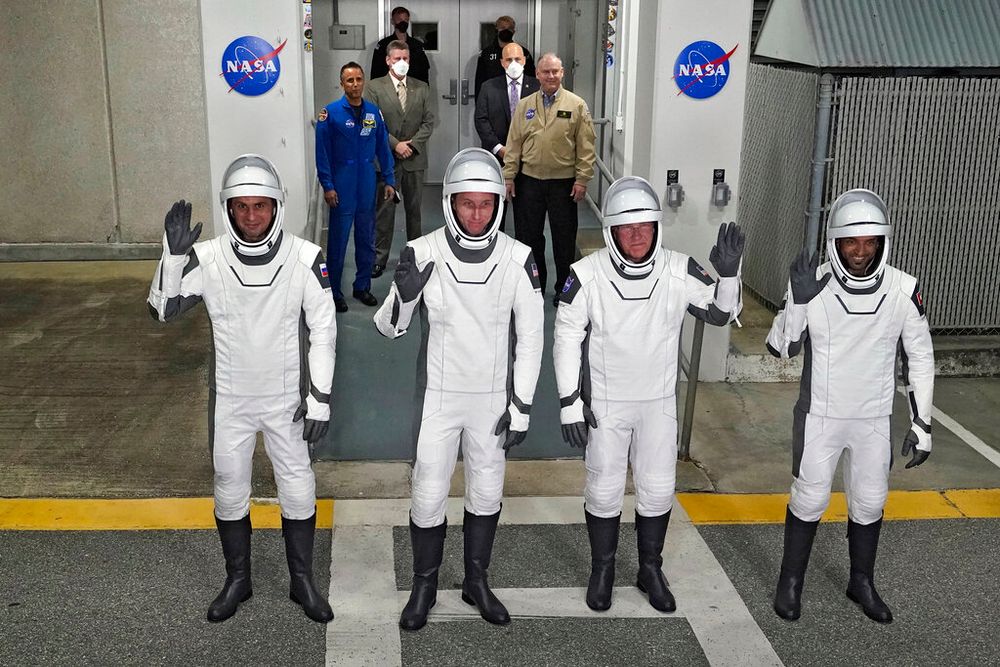 Les quatre astronautes de la NASA quittent le bâtiment des opérations pour se rendre à l'aire de lancement 39-A, mercredi 1er mars 2023, au Centre spatial Kennedy de Cap Canaveral, en Floride.