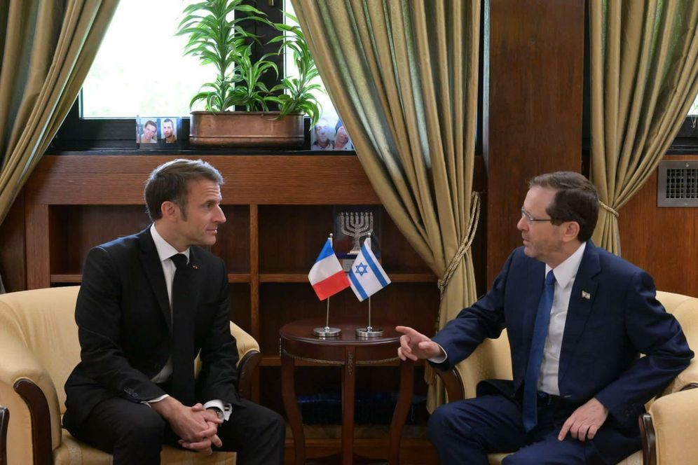 Emmanuel Macron s'entretient avec Isaac Herzog à la résidence du président, le 24 octobre 2023