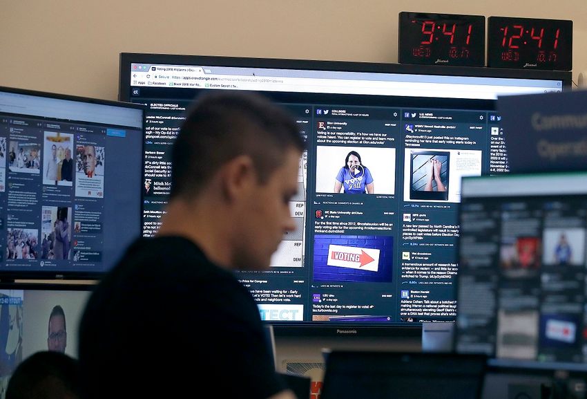 Illustration - Un homme à son bureau devant des écrans dans une salle d'opérations, à Menlo Park, en Californie, le mercredi 17 octobre 2018