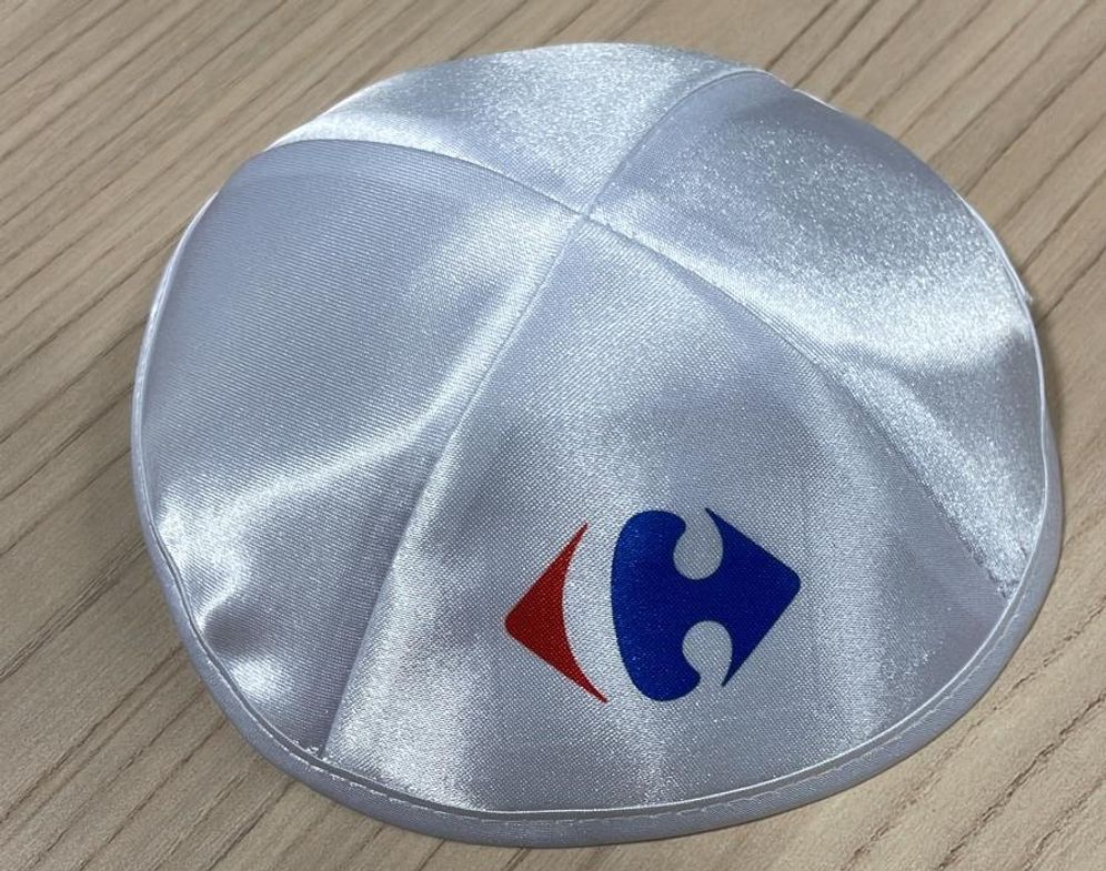 Une kippa estampillée de la chaine de supermarchés français Carrefour