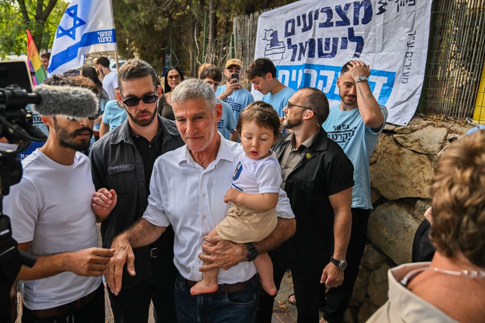 Photo by Reuven Schwartz/Flash90 Le président du parti Démocrates, Yair Golan, vote dans un bureau de vote à Rosh HaAyin, dans le centre d’Israël, lors des élections générales israéliennes, le 27 octobre 2026.