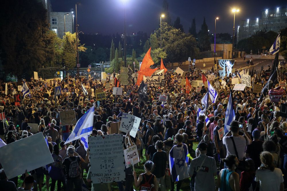 Thousands of demonstrators protest against Israeli prime minister Benjamin Netanyahu outside the Israeli parliament  in Jerusalem on July 21, 2020
