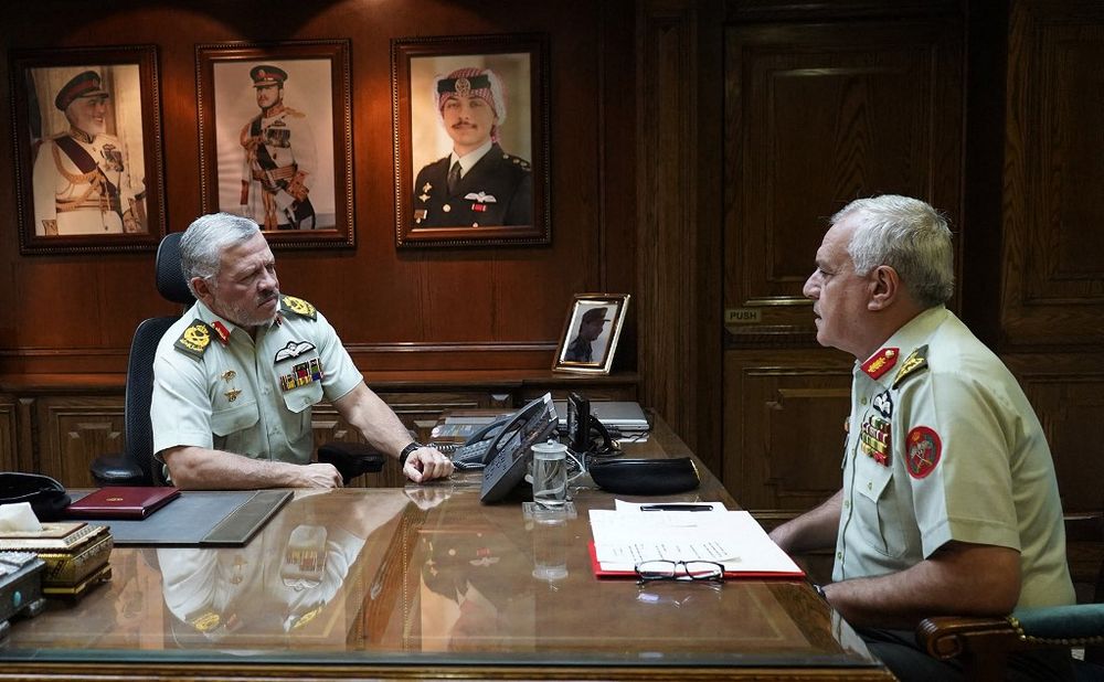 العاهل الأردني الملك عبد الله الثاني يلتقي اللواء يوسف الحنيطي ، رئيس هيئة الأركان المشتركة للقوات المسلحة الأردنية