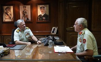 العاهل الأردني الملك عبد الله الثاني يلتقي اللواء يوسف الحنيطي ، رئيس هيئة الأركان المشتركة للقوات المسلحة الأردنية