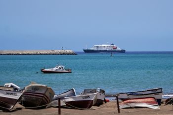 ترسو سفينة الرحلات البحرية "إم في هونديوس" في ميناء برايا، الرأس الأخضر، يوم الاثنين 4 مايو 2026