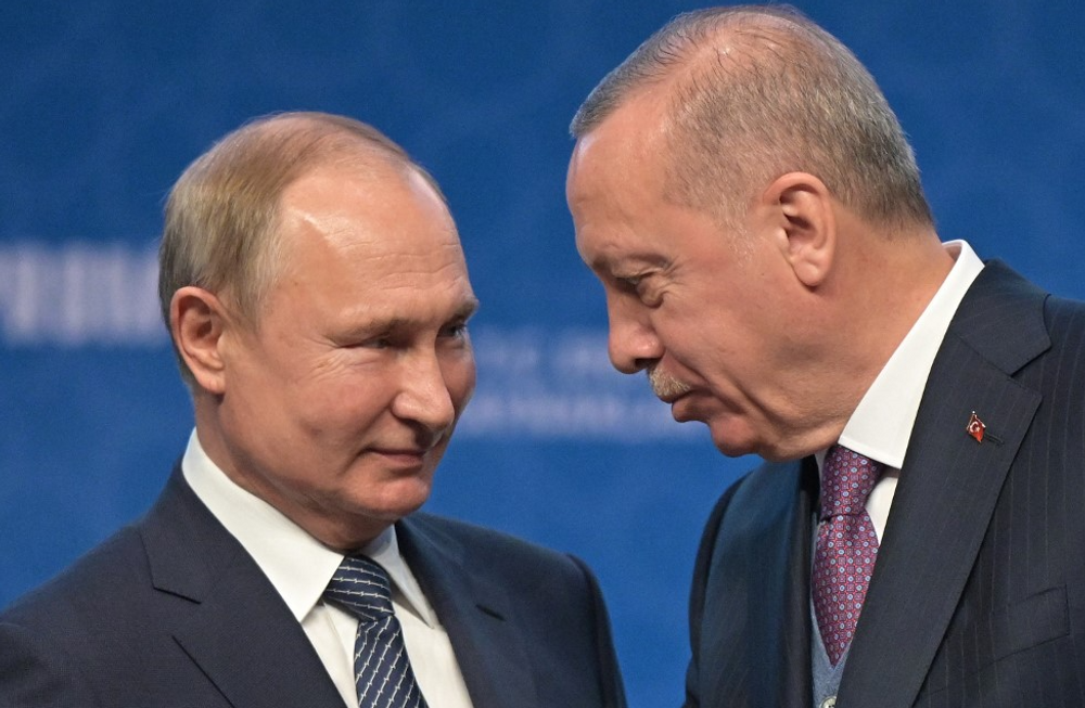 Russian President Vladimir Putin (L) and Turkish President Recep Tayyip Erdogan at the inauguration ceremony of the 'TurkStream' gas pipeline on January 8, 2020 in Istanbul.