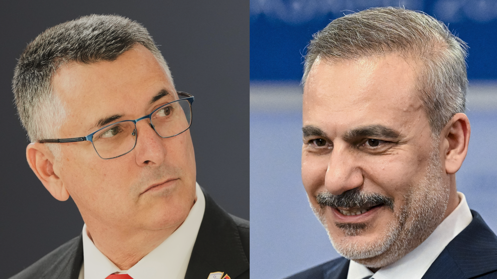 Israeli FM Gideon Sa'ar (L) and Turkish FM Hakan Fidan (R)