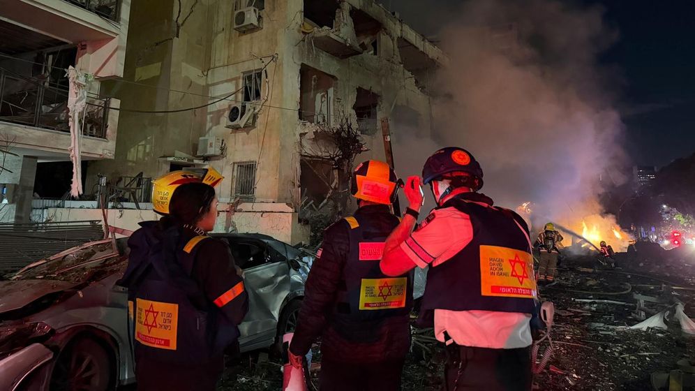 Tel Aviv building hit by Iranian rocket 