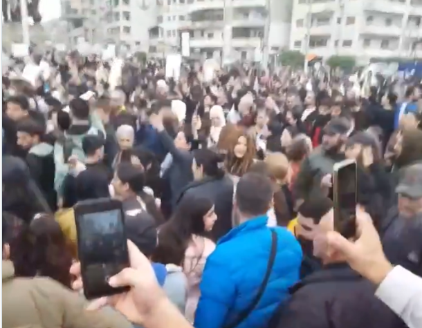 تلبية لدعوة الشيخ غزال … احتجاجات سلمية في الساحل السوري تطالب بالفيدرالية