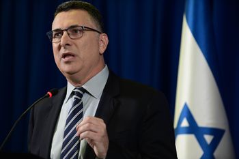 Le ministre de la Justice Gideon Saar en conférence de presse à Ramat Gan, le 10 juillet 2022